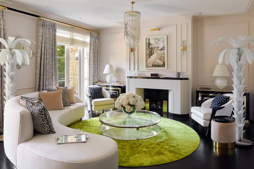 Яркий диван в интерьере арт деко