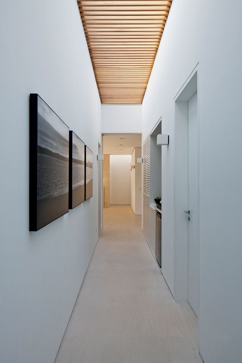 Деревянный потолок в коридоре