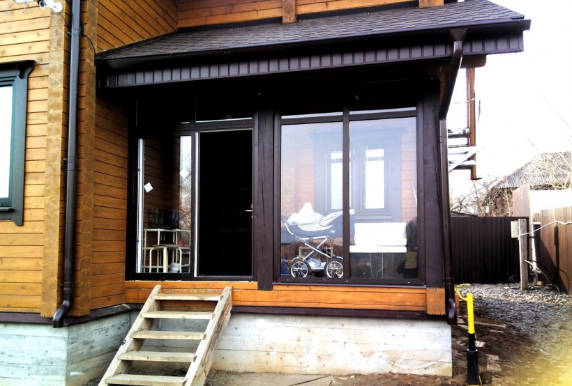 Застекленная веранда с крыльцом