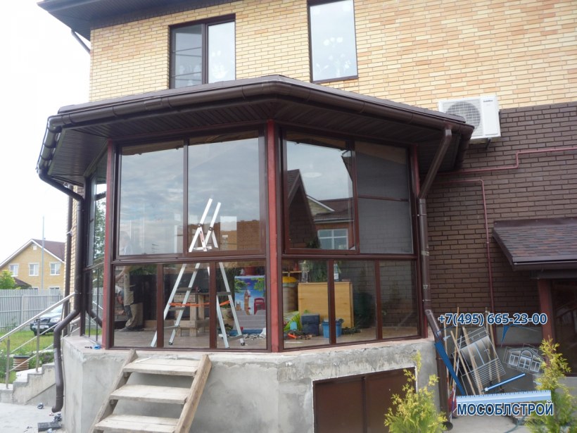 Крыльцо с панорамным остеклением