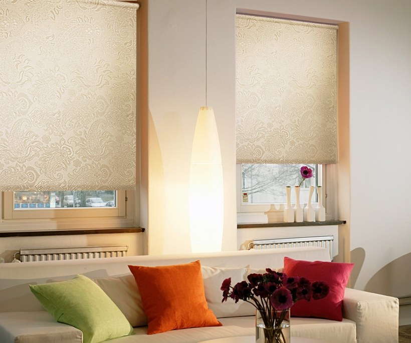 Как правильно подобрать ролл шторы в спальню