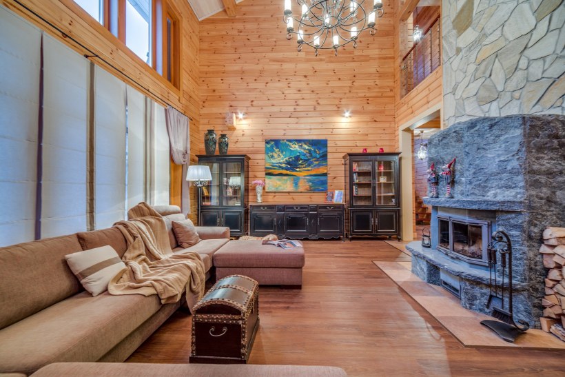 Интерьеры в домах из клееного бруса в скандинавском стиле