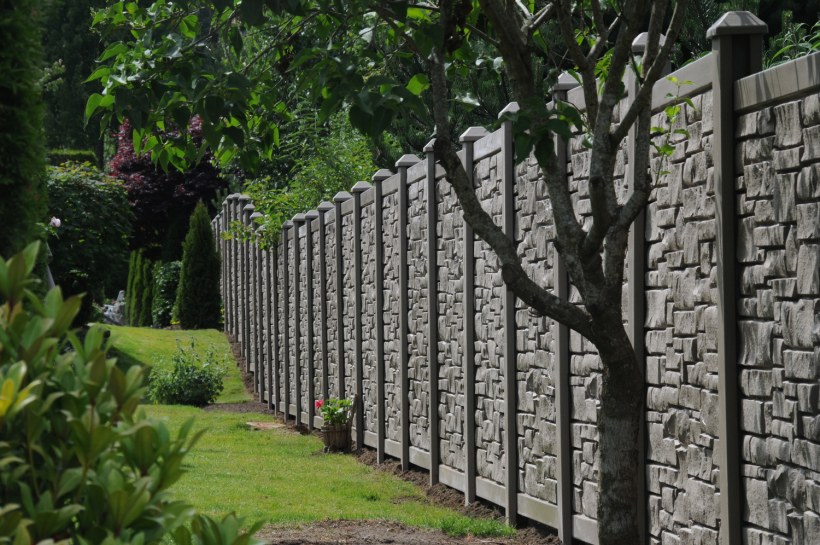 Забор из каменного дерева