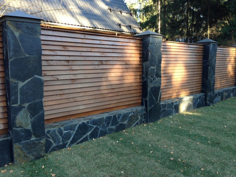 Забор облицованный камнем