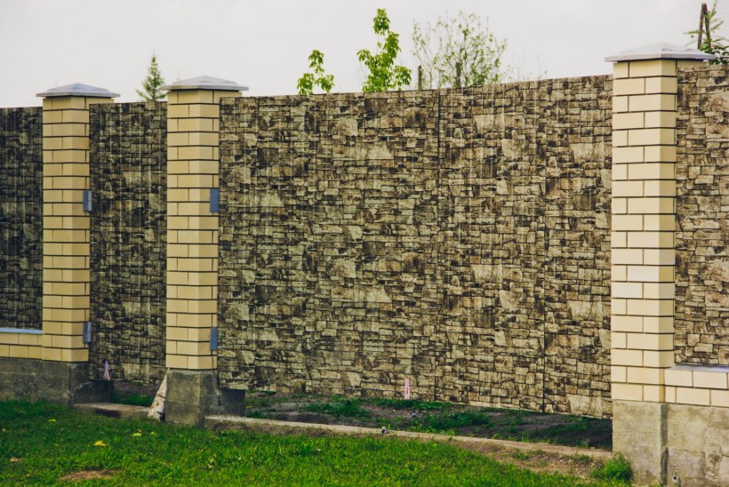 Забор из профнастила под камень