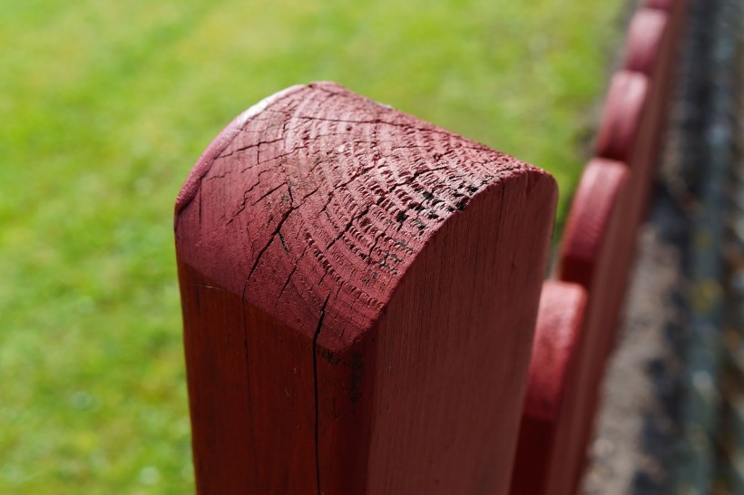 Деревянный забор красное дерево