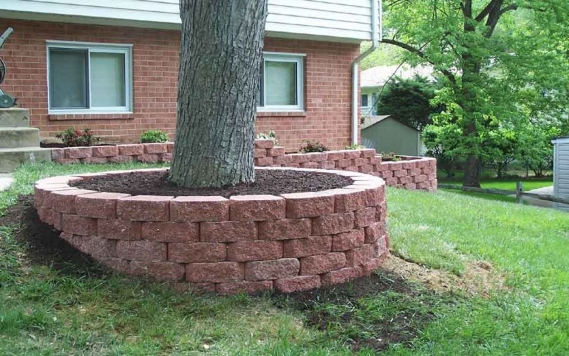 Высокие клумбы из кирпича