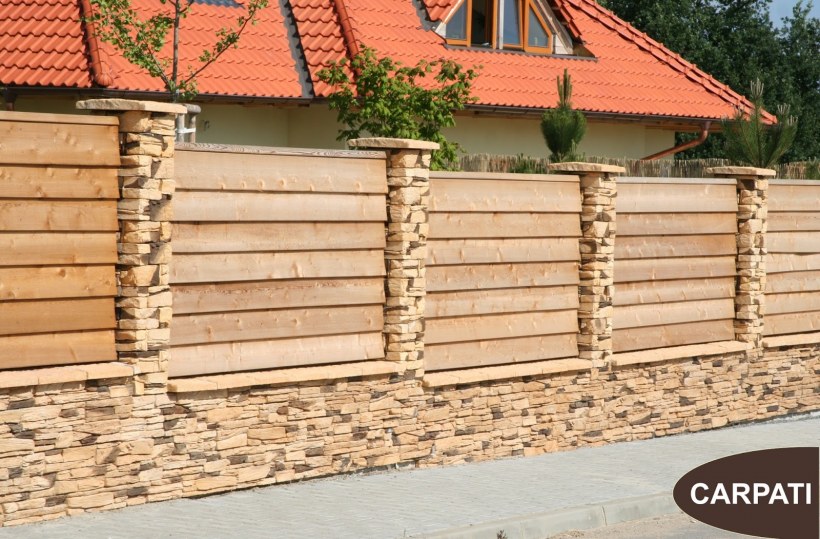 Деревянный забор с камнем