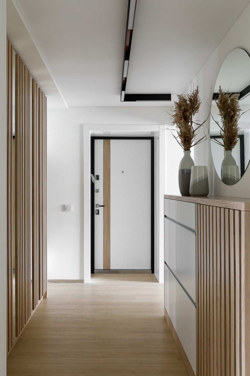 Стильная прихожая с рейками