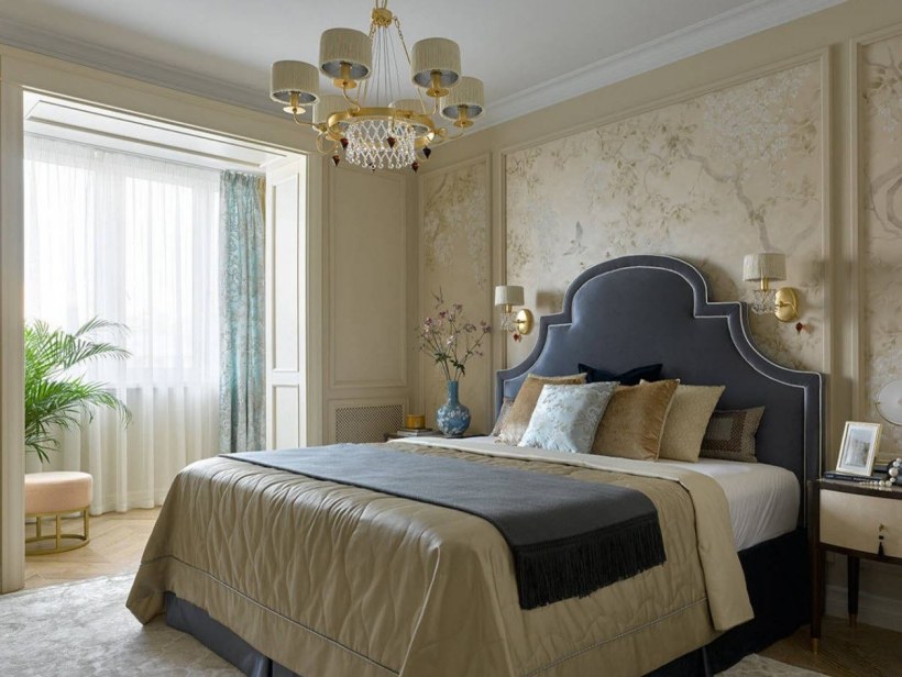 Молдинги в спальне