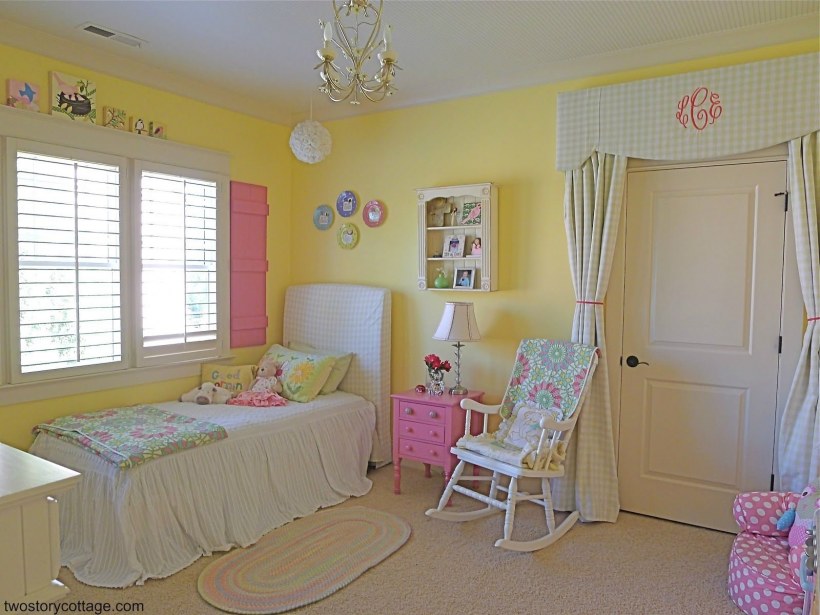 Желтая детская для девочки