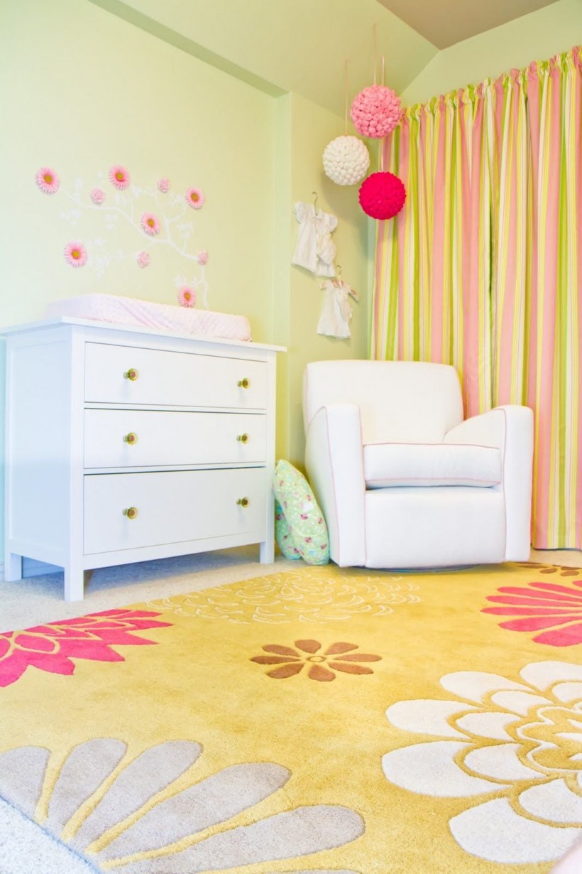 Розово желтая детская комната