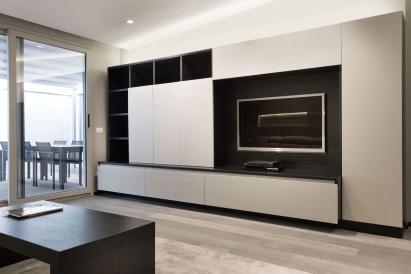 Встроенная стенка в зал