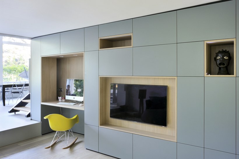 Шкаф во всю стену с телевизором