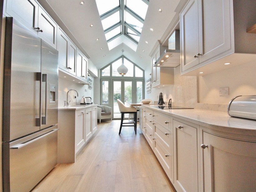 Интерьер узкой кухни