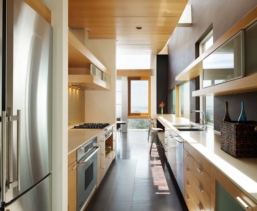 Узкая длинная кухня