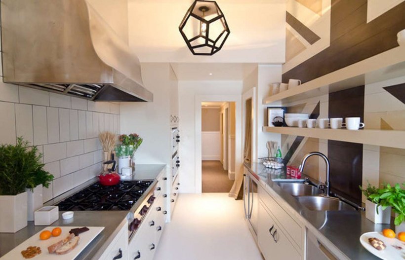 Интерьер вытянутой кухни