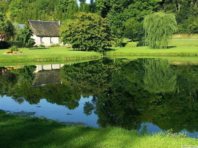 Домик на берегу озера