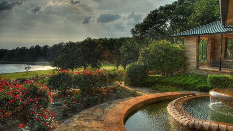 Домик у пруда