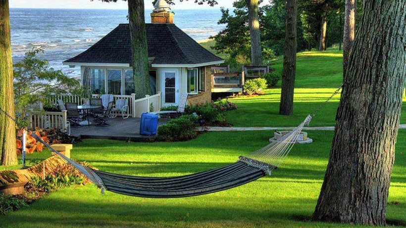 Маленький домик у моря