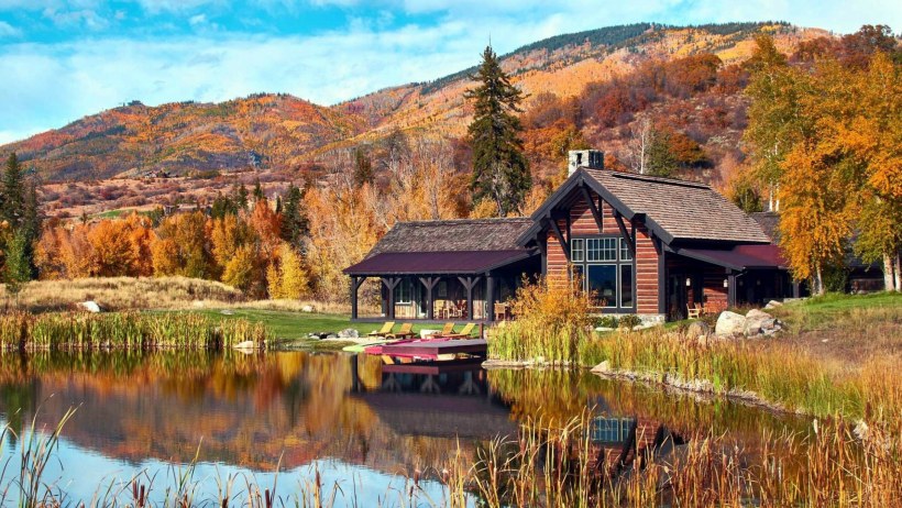 Лес горы штат Монтана домик у озера