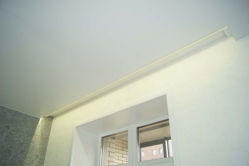 Матовый натяжной потолок с подсветкой