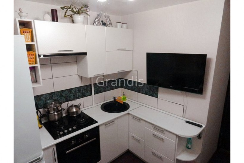 Угловая кухня хрущевка 5кв м белая