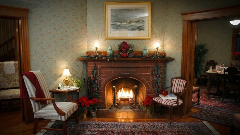 Старинная гостиная с камином