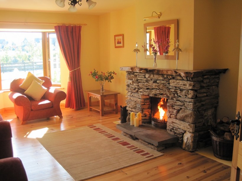 Комната с камином интерьер