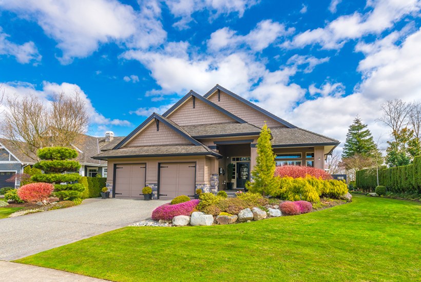 Загородный дом с газоном