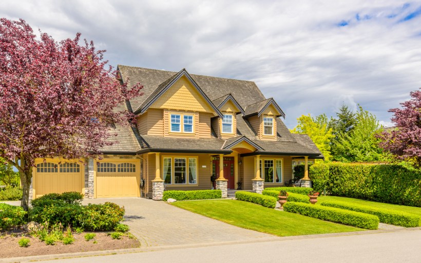 Красивые коттеджи с садом