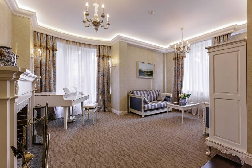 Английский стиль в интерьере загородного дома в светлых тонах