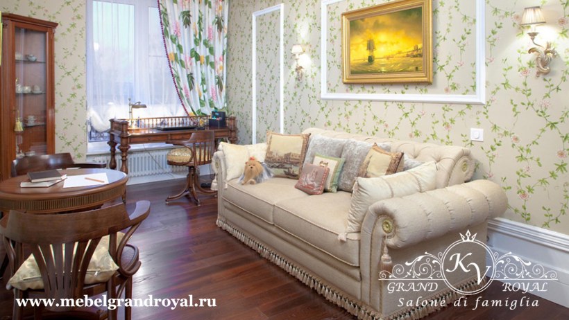 Гостиная с диваном в классическом стиле