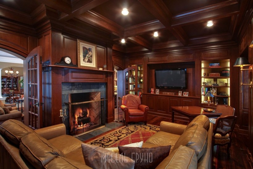 Гостиная в английском стиле с камином и телевизором