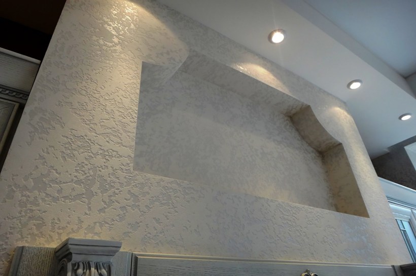 Фактурная штукатурка короед в коридоре