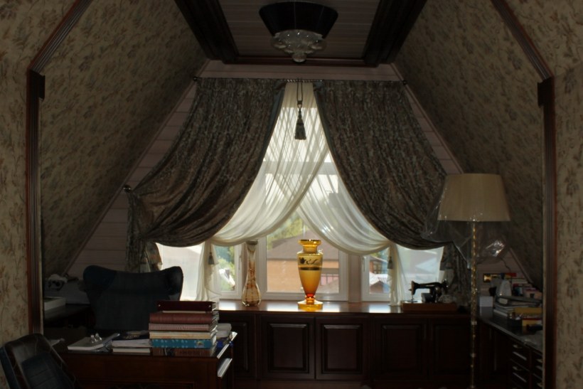 Занавески на эркерные окна в мансарде