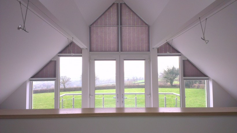 Рулонные шторы на треугольные окна