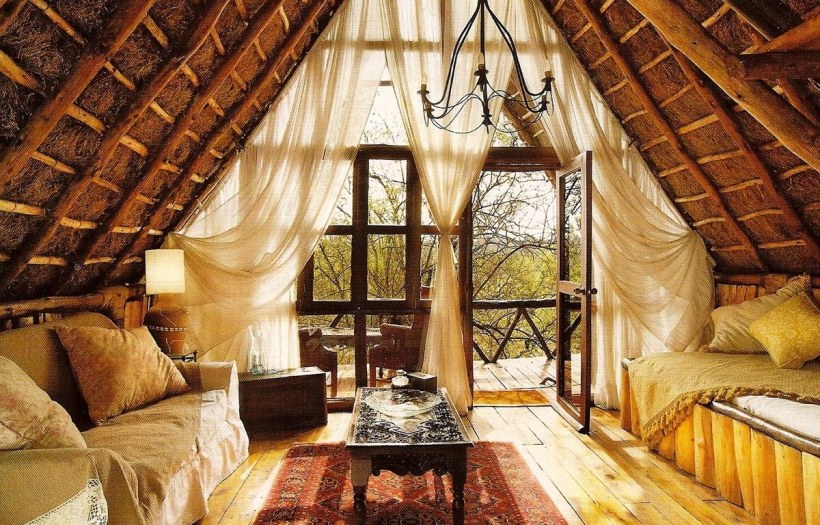 Уютная комната под крышей