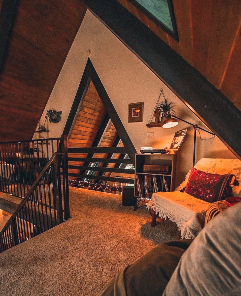 Треугольный домик в лесу интерьер