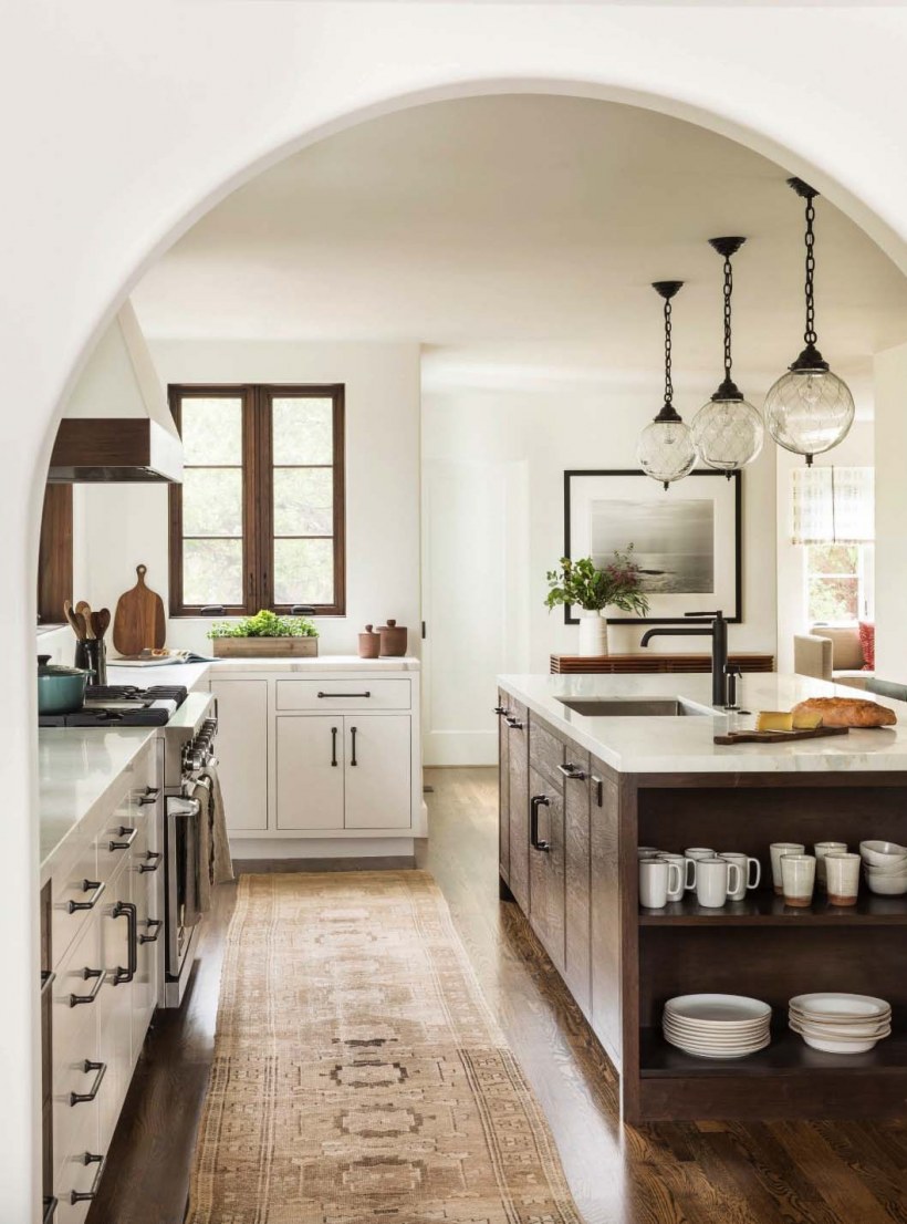 Белая кухня в средиземноморском стиле