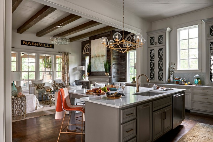 Деревянная кухня в средиземноморском стиле