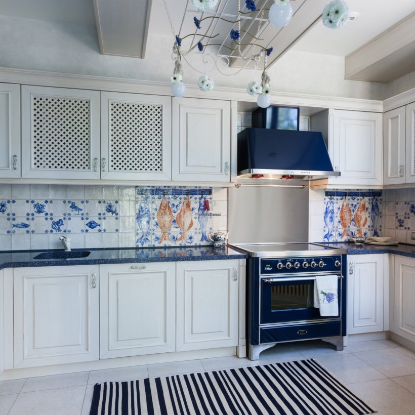 Белая кухня в средиземноморском стиле