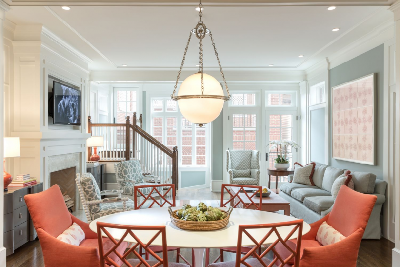 Коралловый в интерьере