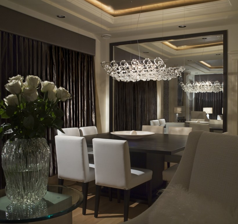 Зеркало в столовой гостиной