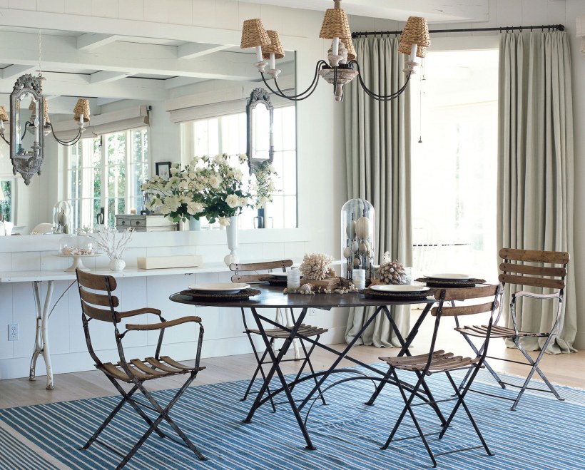 Интерьер кухни с зеркальной стеной