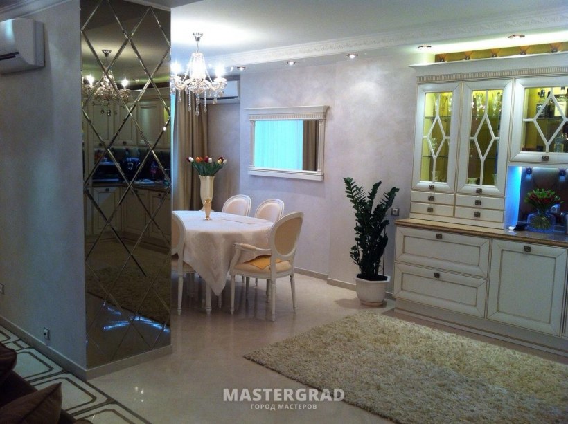 Зеркальное панно в гостиной