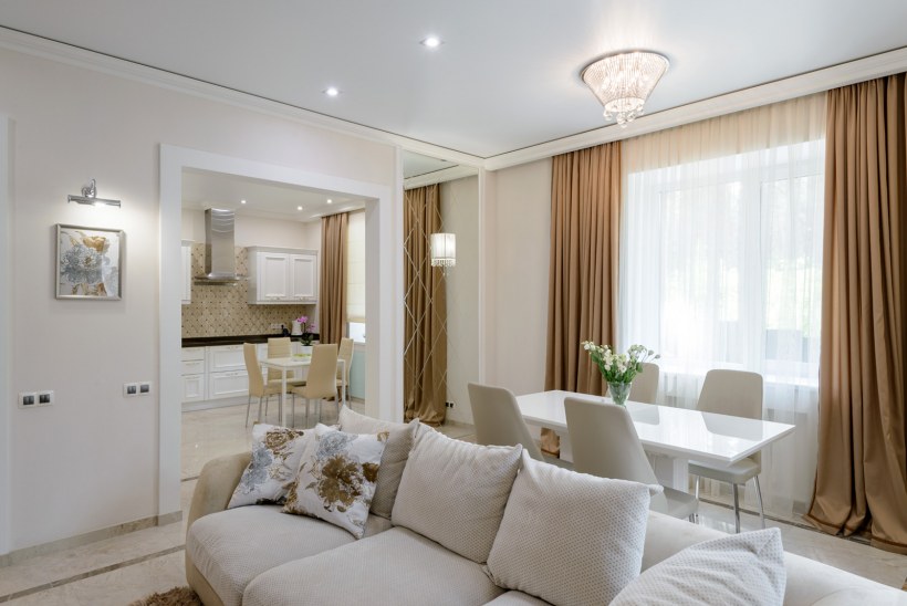 Светлая гостиная с зеркалом