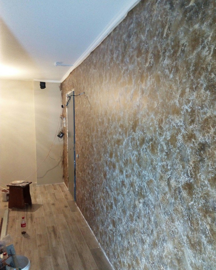 Фактурная краска для стен в квартире