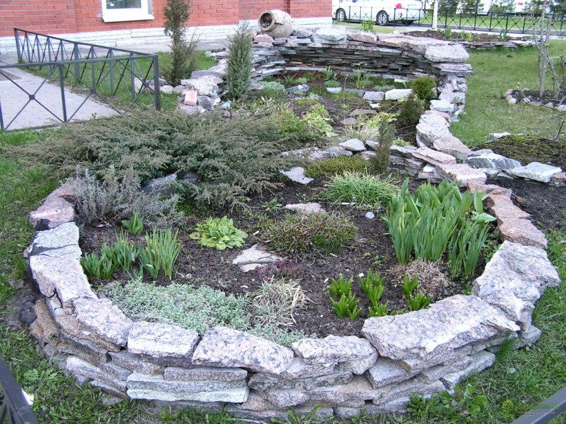 Альпийская горка из фундаментных блоков