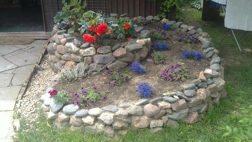 Клумбы для цветов из камней